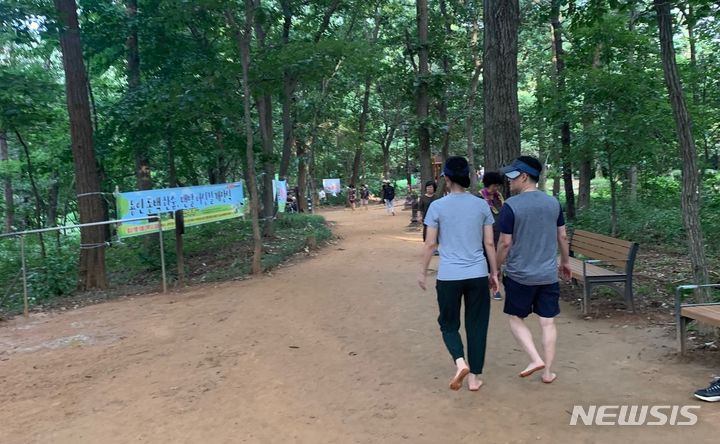 [용인=뉴시스] 기흥구 한숲근린공원 맨발길.(용인시 제공)