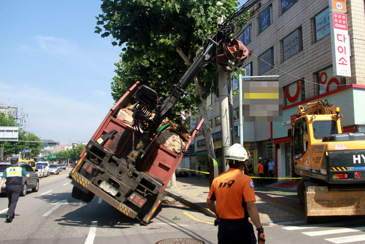 집게차 크레인 트럭이 우회전을 하던중 전봇대에 무단으로 설치된 통신선에 걸려 차량이 전복되는 사고가 발생한 모습. (사진=뉴시스 DB) photo@newsis.com *재판매 및 DB 금지