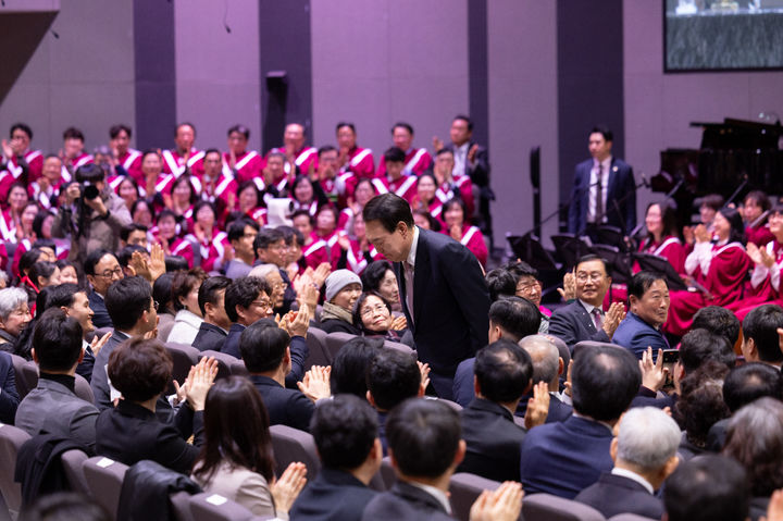 [서울=뉴시스] 윤석열 대통령이 25일 수원 아이엠센터에서 열린 3.1절 기념 예배에 참석해 원천침례교회 김장환 원로목사의 소개에 따라 참석 성도들에 인사하고 있다. (사진=대통령실 제공) 2024.02.25. photo@newsis.com *재판매 및 DB 금지