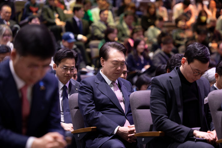 [서울=뉴시스] 윤석열 대통령이 25일 수원 아이엠센터에서 열린 3.1절 기념 예배에 참석해 기도하고 있다. (사진=대통령실 제공) 2024.02.25. photo@newsis.com *재판매 및 DB 금지