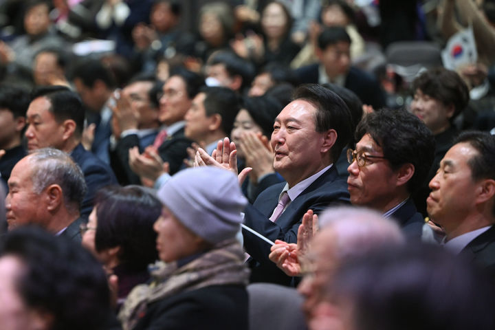 [서울=뉴시스] 윤석열 대통령이 25일 수원 아이엠센터에서 열린 3.1절 기념 예배에 참석해 특별순서로 진행된 선교팀 학생들의 독립군 애국가 공연을 관람 후 박수치고 있다. (사진=대통령실 제공) 2024.02.25. photo@newsis.com *재판매 및 DB 금지