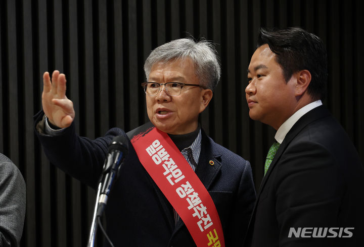 [서울=뉴시스] 고승민 기자 = 김택우 대한의사협회 비상대책위원장이 지난 25일 서울 대한의사협회에서 열린 '의대 정원 증원 저지를 위한 전국 의사 대표자 확대회의'에서 관계자와 대화를 하고 있는 모습 2024.02.25. kkssmm99@newsis.com