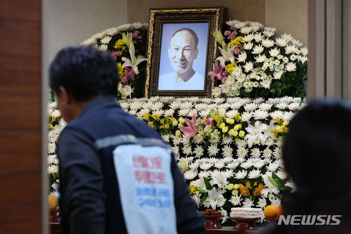 [서울=뉴시스] 권창회 기자 = 25일 오후 서울 종로구 서울대병원 장례식장에 택시기사 고(故) 방영환 씨 빈소가 마련되어 있다. 방씨는 지난해 9월 26일 완전월급제 시행 등을 요구하며 분신을 시도하고 열흘 뒤인 10월 6일 숨졌다. 2024.02.25. kch0523@newsis.com
