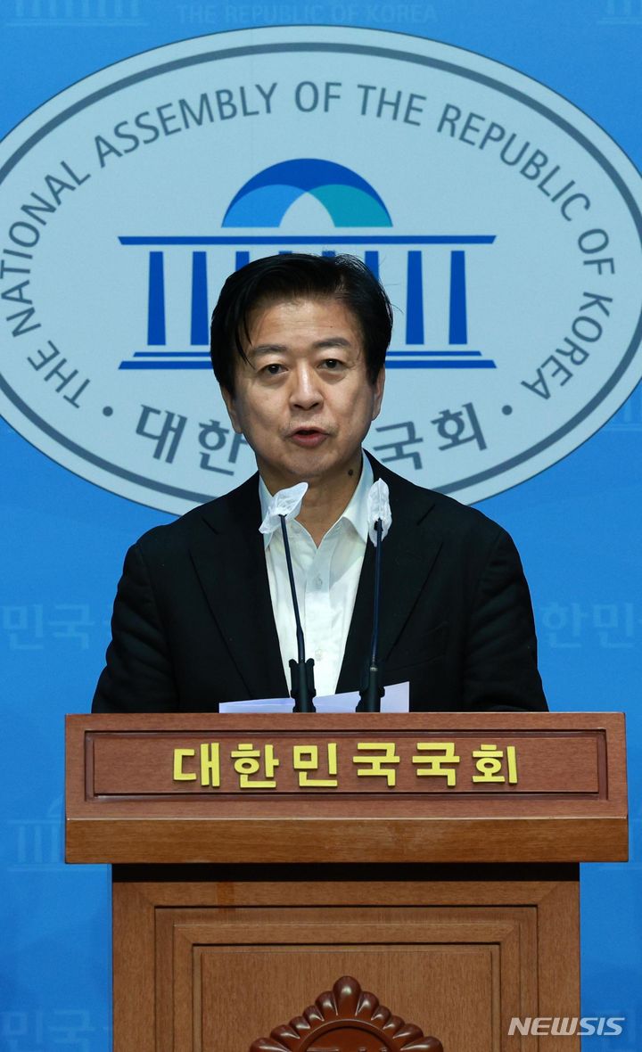 [서울=뉴시스] 고범준 기자 = 노웅래 더불어민주당 의원이 25일 오후 서울 여의도 국회 소통관에서 총선 관련 입장 발표 기자회견을 하고 있다. 2024.02.25. bjko@newsis.com