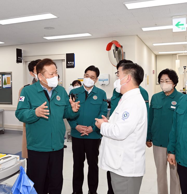 [이천=뉴시스] 최진석 기자 = 이상민 행정안전부 장관이 지난 25일 오후 경기도의료원 이천병원을 방문해 이천의료원의 비상진료체계 등 현장 의료진에 현장대비사항을 점검하고 있다. (사진=행정안전부 제공) 2025.02.27. *재판매 및 DB 금지