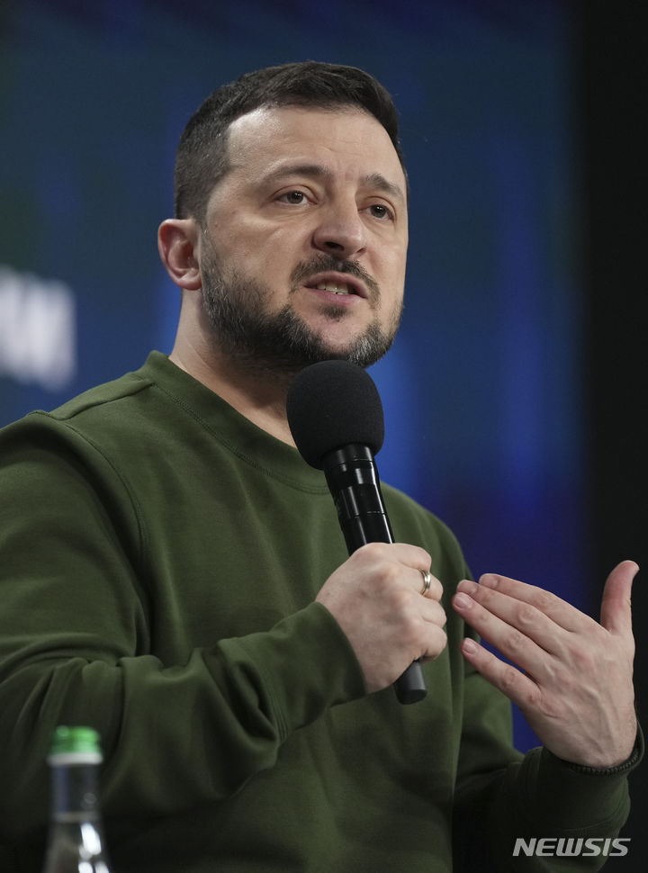 [키이우=AP/뉴시스] 볼로디미르 젤렌스키 우크라이나 대통령이 25일(현지시간) 수도 키이우에서 열린 '우크라이나, 2024년' 포럼에서 발언하고 있다. 2024.02.26.