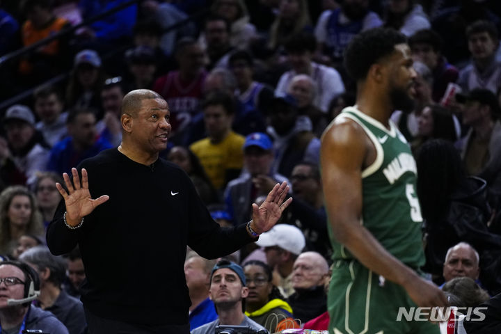 [필라델피아=AP/뉴시스]NBA 보스턴 셀틱스의 닥 리버스 감독