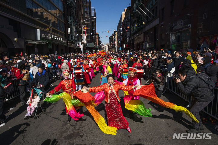 [뉴욕=AP/뉴시스] 지난 해 2월 25일 미국 뉴욕 맨해튼의 차이나타운에서 설날을 기념하는 용 퍼레이드가 열려 전통의상을 입은 무용수들이 춤추며 행진하고 있다. 미국에서는 아시아계 국민에 대한 인종차별과 혐오가 트럼프 취임후 더욱 증가하고 있다. 2025. 06.03.