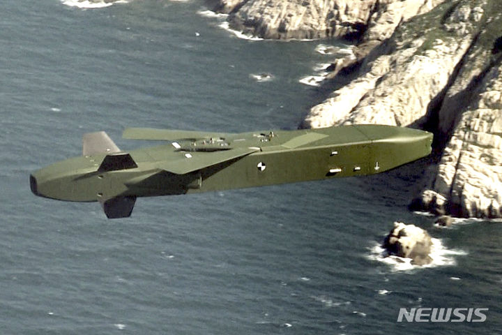 [AP/뉴시스]2017년 9월13일 한국 서해안에서 타우루스 미사일이 훈련 중 비행하고 있다. 2024.03.02.
