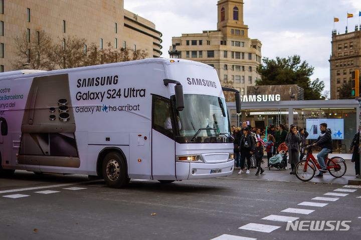 [서울=뉴시스]현지시간 25일 스페인 바르셀로나 시내를 누비는 갤럭시 S24 시리즈 랩핑 버스. (사진=삼성전자 제공)