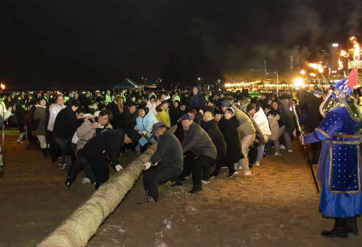 지난 24일 삼척해수욕장에서 열린 야간 횃불 기줄다리기 모습. 삼척시 제공 *재판매 및 DB 금지