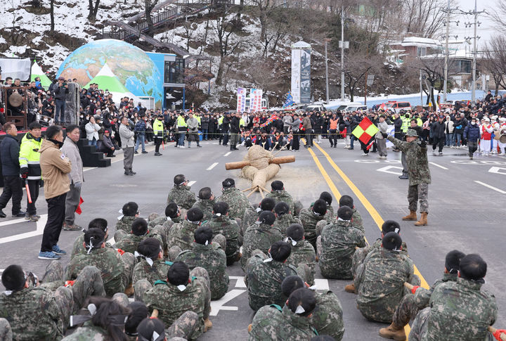 지난 24일 엑스포 행사장에서 열린 2024 삼척정월대보름제 행사가 진행되고 있는 가운데 대기줄다리기 행사에서 군장병과 시민이 한판 승부를 벌리고 있다. 삼척시 제공  *재판매 및 DB 금지