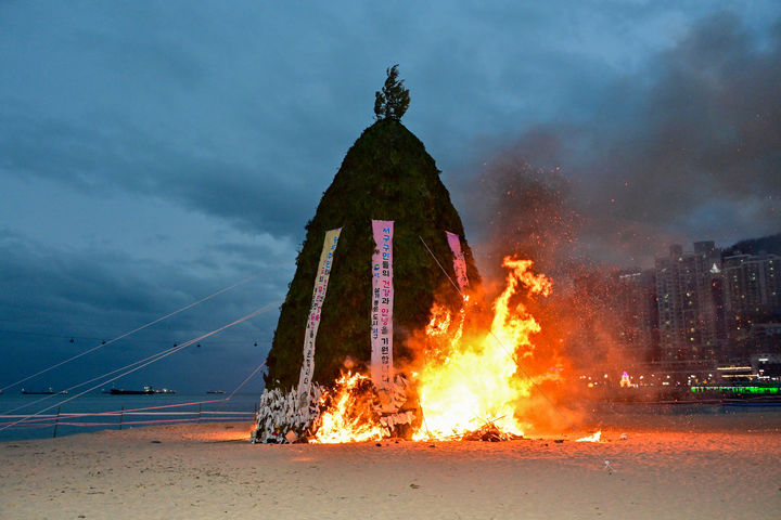 [부산=뉴시스] 2024년 부산 서구 송도해수욕장 정월대보름 달집태우기. (사진=부산 서구청 제공) 2024.02.26. photo@newsis.com *재판매 및 DB 금지