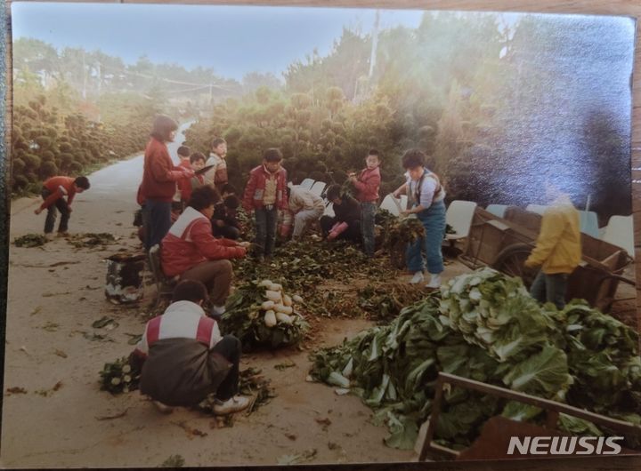 [부산=뉴시스] 김민지 기자 = 부랑인 선도라는 명목하에 아이들을 대상으로 폭행과 강제 노역 등을 일삼은 덕성원에서 당시 어린아이들이 노동을 하고 있는 모습. 덕성원피해자협의회 대표 안종환(50)씨는 사진의 가장 왼쪽 빨간 옷을 입고 있는 아이가 자신이라고 밝혔다. (사진=안종환씨 제공) 2024.02.26. photo@newsis.com