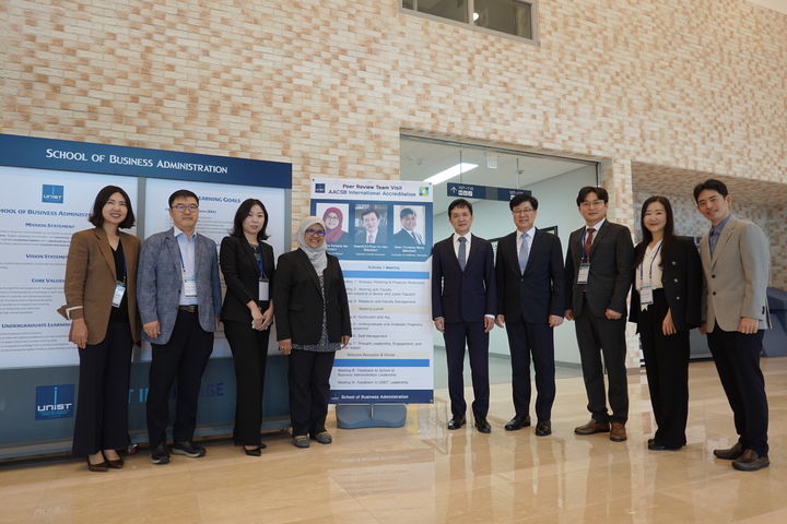 [울산=뉴시스] 구미현 기자 = AACSB 실사단과 UNIST 교수진들이 경영관 로비에서 기념 촬영을 하고 있다. 2024.02.26. (사진=UNIST 제공) photo@newsis.com *재판매 및 DB 금지