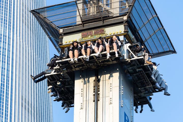 [서울=뉴시스] 롯데월드 어드벤처가 20여년 간 사랑 받아 왔던 대표 놀이기구 '번지드롭'과 '회전그네' 운영을 종료한다고 13일 밝혔다. 사진은 롯데월드 어드벤처 '번지드롭'. (사진= 뉴시스DB) *재판매 및 DB 금지