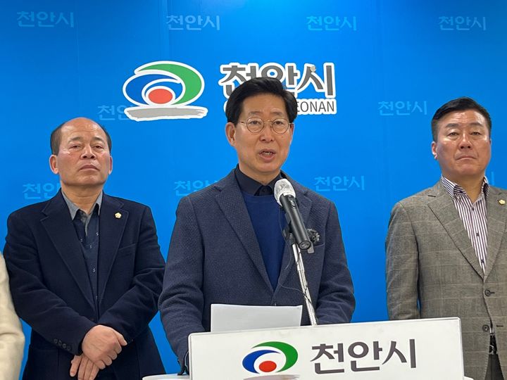 [천안=뉴시스] 박우경 기자 = 양승조 전 충남도지사가 천안시청에서 브리핑을 열고 제 22대 총선에서 중앙당의 홍성 예산 전략 공천에 따른 소회를 밝혔다.  2024.2.26. spacedust1@newsis.com *재판매 및 DB 금지