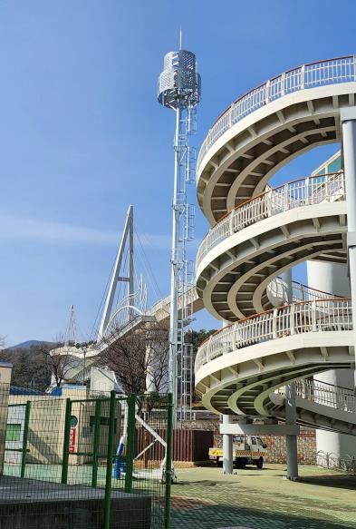 [양산=뉴시스] 종합운동장 구름다리 옥외화장실 뒤편의 고정기지국 설치. (사진=양산시 제공) 2024.02.26. photo@newsis.com *재판매 및 DB 금지