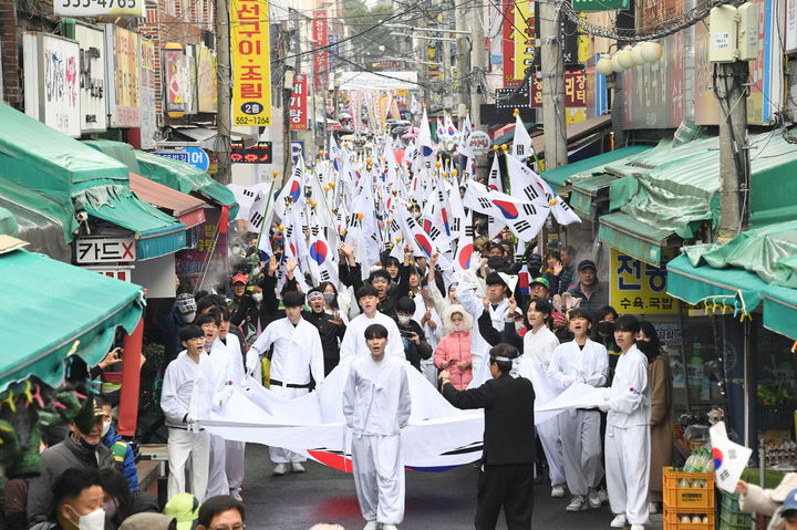 [부산=뉴시스] 부산 동래구에서 제105주년을 맞은 3·1 독립만세운동 재현 행사가 열린다. 사진은 작년 3.1 독립만세운동. (사진=동래구 제공) 2024.02.26. photo@newsis.com *재판매 및 DB 금지