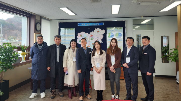 [밀양=뉴시스] 몽골 국회의원 보좌관들이 밀양시농업기술센터 방문 기념 촬영을 하고 있다. 사진 왼쪽부터 네 번째 신영상 농업기술센터장, Laidav Jugderdulam, Batkhuu Sansarmaa, Tungalag Bayanduuren. (사진=밀양시 제공) 2024.02.26. photo@newsis.com *재판매 및 DB 금지