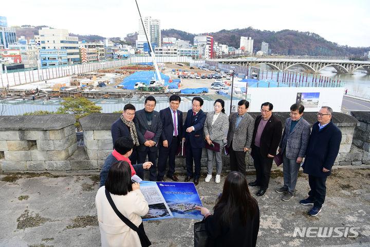 [창원=뉴시스] 현지의정활동에 나선 경남도의회 도청 소관 예산결산특별위원회 위원들이 26일 진주대첩광장 조성사업 현장에서 진주시 관계자의 사업 추진 현황 설명을 듣고 있다.(사진=경남도의회 제공)2024.02.26. photo@newsis.com