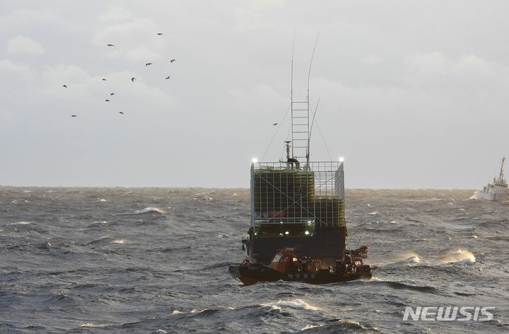 스크루에 줄 감긴 어선 구조.(사진=포항해양경찰서 제공)