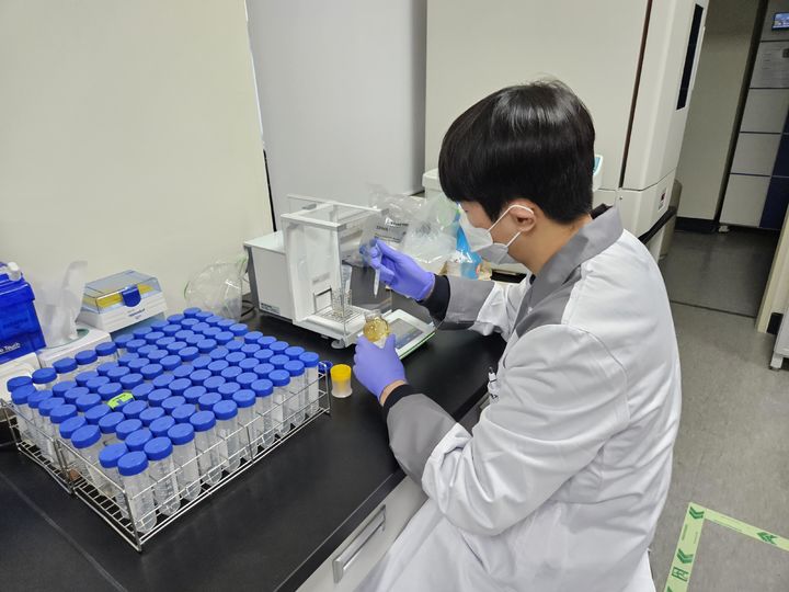 [세종=뉴시스] 축산물품질평가사가 액체크로마토그래피(HPLC)를 이용해 꿀의 포도당과 과당을 분석하고 있다. (사진=축산물품질평가원 제공) *재판매 및 DB 금지