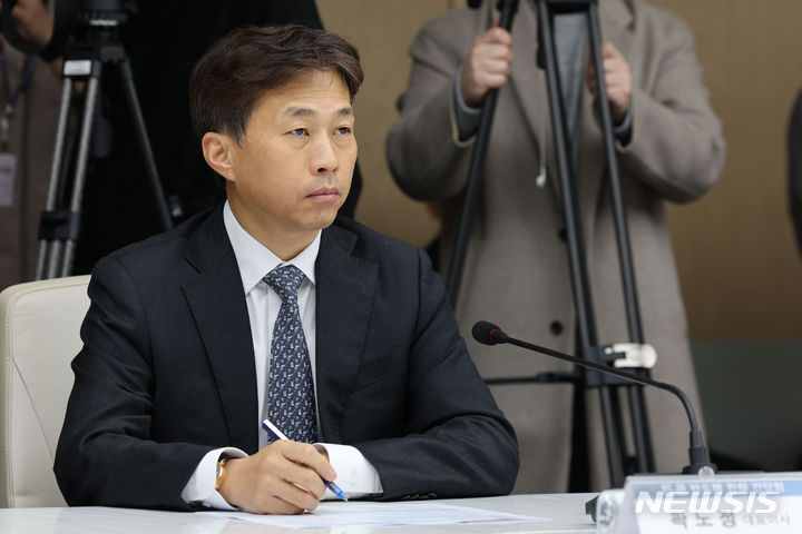 [서울=뉴시스] 권창회 기자 = 곽노정 SK하이닉스 대표이사가 26일 오전 서울 중구 대한상공회의소에서 열린 반도체 산업 초격차 확보를 위한 민-관 반도체 전략 간담회에서 안덕근 산업통상자원부 장관의 모두발언을 경청하고 있다. 2024.02.26. kch0523@newsis.com