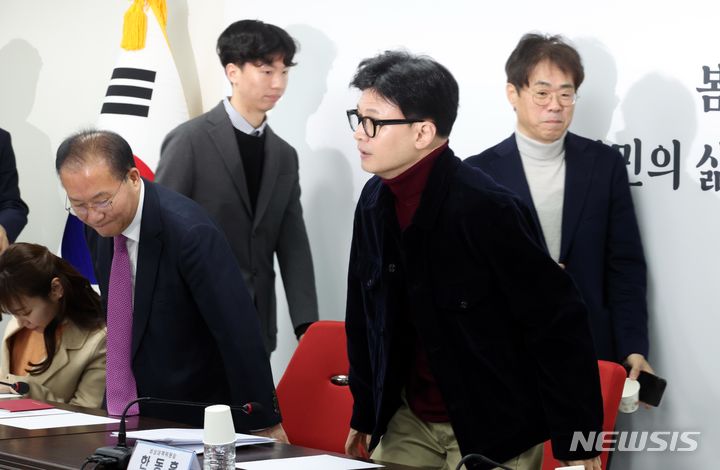 [서울=뉴시스] 조성봉 기자= 한동훈 국민의힘 비상대책위원장이 26일 오전 서울 여의도 국민의힘 중앙당사에서 열린 비상대책위원회 회의에 참석하고 있다. 2024.02.26. suncho21@newsis.com