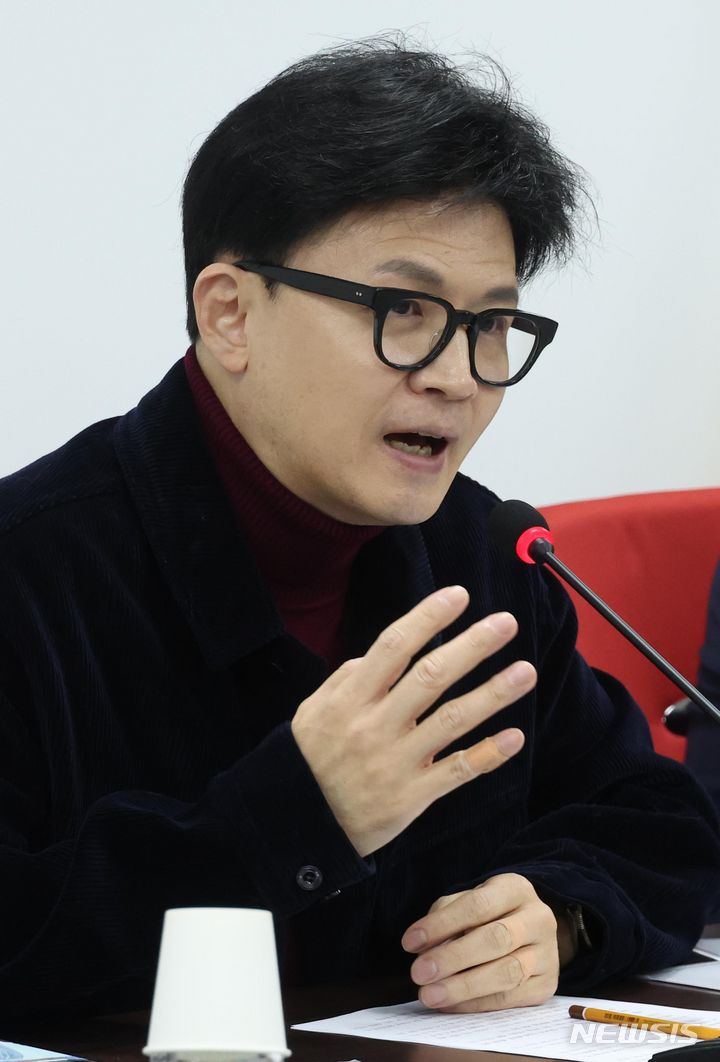 [서울=뉴시스] 조성봉 기자= 한동훈 국민의힘 비상대책위원장이 26일 오전 서울 여의도 국민의힘 중앙당사에서 열린 비상대책위원회 회의에서 발언을 하고 있다. 2024.02.26. suncho21@newsis.com