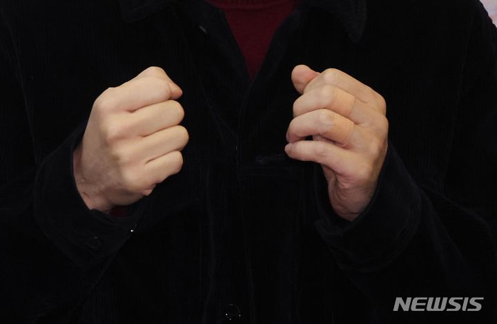 [서울=뉴시스] 조성봉 기자= 한동훈 국민의힘 비상대책위원장이 26일 오전 서울 여의도 국민의힘 중앙당사 로비에서 취재진의 질문에 답변하고 있다. 한 비대위원장의 손가락에 감은 밴드가 눈에 띄고 있다. 2024.02.26. suncho21@newsis.com