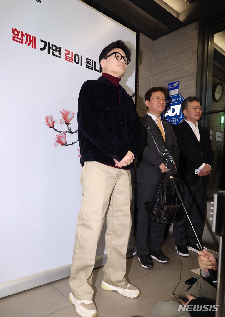 [서울=뉴시스] 조성봉 기자= 한동훈 국민의힘 비상대책위원장이 26일 오전 서울 여의도 국민의힘 중앙당사 로비에서 취재진의 질문에 답변하고 있다. 2024.02.26. suncho21@newsis.com