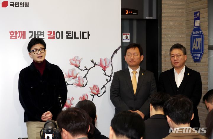 [서울=뉴시스] 조성봉 기자= 한동훈 국민의힘 비상대책위원장이 26일 오전 서울 여의도 국민의힘 중앙당사 로비에서 취재진의 질문에 답변하고 있다. 2024.02.26. suncho21@newsis.com