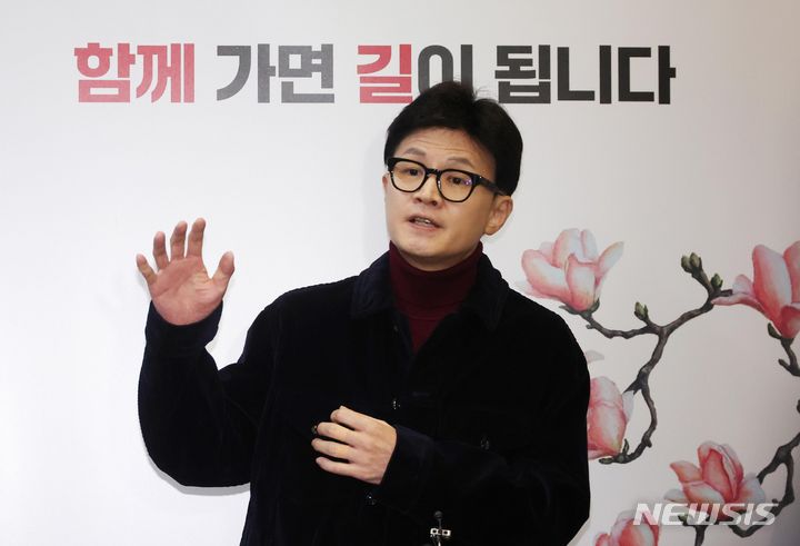 [서울=뉴시스] 조성봉 기자= 한동훈 국민의힘 비상대책위원장이 26일 오전 서울 여의도 국민의힘 중앙당사 로비에서 취재진의 질문에 답변하고 있다. 2024.02.26. suncho21@newsis.com
