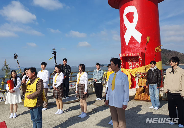 [진도=뉴시스] 박상수 기자 = 세월호 참사 10주기 전국시민행진단과 진도지역 시민들이 참여한 가운데 26일 오전 전남 진도 팽목항 등대 앞에서 기자회견을 갖고 있다. 2024.02.26. parkss@newsis.com