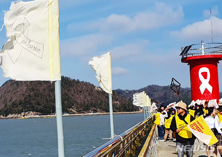 [진도=뉴시스] 박상수 기자 = 세월호 참사 10주기를 맞아 전국시민행진 이틀째인 26일 오전 전남 진도 팽목항 등대 앞의 찢겨진 노란 깃발이 바람에 날리고 있다. 2024.02.26. parkss@newsis.com