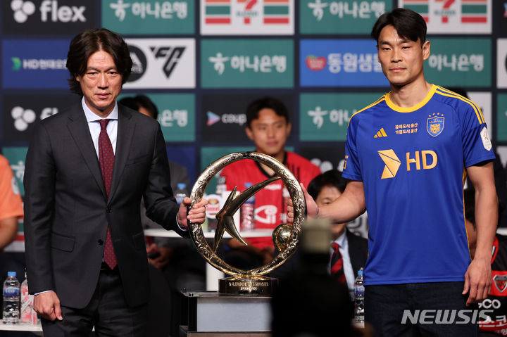 [서울=뉴시스] 김선웅 기자 = 울산 HD FC 홍명보 감독과 김기희 선수가 26일 서울 중구 더플라자호텔에서 열린 하나은행 K리그1 2024 개막 미디어데이 행사에서 기념사진을 촬영하고 있다. 2024.02.26. mangusta@newsis.com