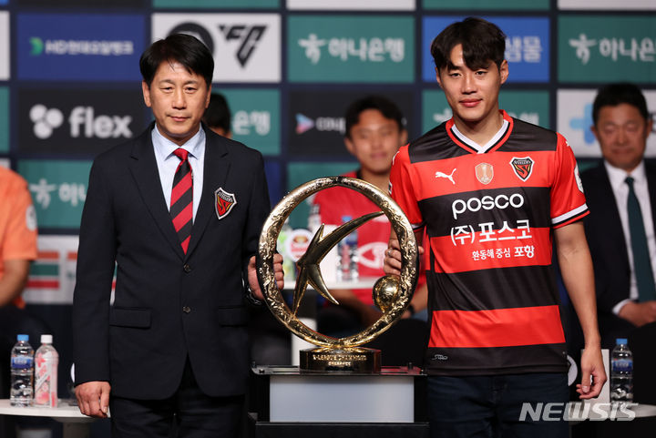 [서울=뉴시스] 김선웅 기자 = 포항 스틸러스 박태하 감독·한찬희가 26일 서울 중구 더플라자호텔에서 열린 하나은행 K리그1 2024 개막 미디어데이 행사에서 기념사진을 촬영하고 있다. 2024.02.26. mangusta@newsis.com