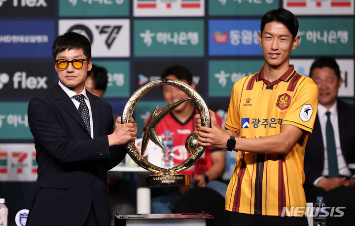 [서울=뉴시스] 김선웅 기자 = 광주FC 이정효 감독·안영규가 26일 서울 중구 더플라자호텔에서 열린 하나은행 K리그1 2024 개막 미디어데이 행사에서 기념사진을 촬영하고 있다. 2024.02.26. mangusta@newsis.com