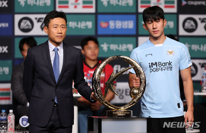 [서울=뉴시스] 김선웅 기자 = 대구 FC 최원권 감독, 고재현이 26일 서울 중구 더플라자호텔에서 열린 하나은행 K리그1 2024 개막 미디어데이 행사에서 기념사진을 촬영하고 있다. 2024.02.26. mangusta@newsis.com