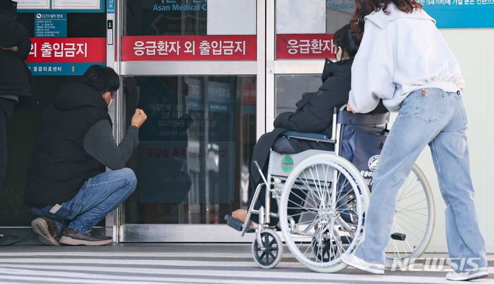 [서울=뉴시스] 황준선 기자 = 지난 26일 오전 서울 송파구 서울아산병원 응급의료센터를 찾은 한 시민이 대기하고 있는 모습. 2024.02.26. hwang@newsis.com