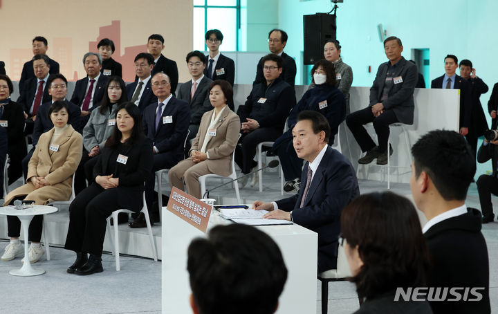 [서산=뉴시스] 조수정 기자 = 윤석열 대통령이 26일 충남 서산비행장에서 '미래산업으로 민생 활력 넘치는 충남'을 주제로 열린 열다섯 번째 국민과 함께하는 민생토론회에서 발언하고 있다. 2024.02.26. chocrystal@newsis.com