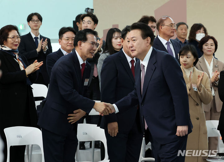 [서산=뉴시스] 조수정 기자 = 윤석열 대통령이 26일 충남 서산비행장에서 '미래산업으로 민생 활력 넘치는 충남'을 주제로 열린 열다섯 번째 국민과 함께하는 민생토론회에 입장하며 참석자와 악수하고 있다. 2024.02.26. chocrystal@newsis.com
