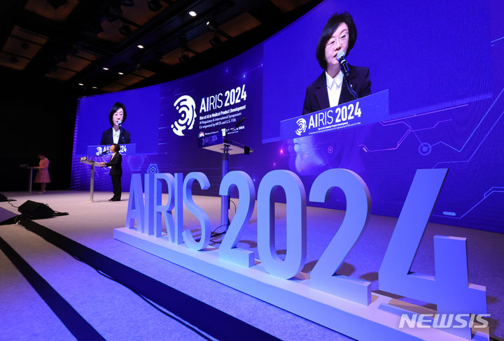 [서울=뉴시스] 최진석 기자 = 오유경 식품의약품안전처장이 지난해 2월26일 서울 중구 신라호텔에서 열린 '국제 인공지능 의료제품 규제 심포지엄(AIRIS 2024)'에서 개회사를 하고 있다. 2024.02.26. myjs@newsis.com