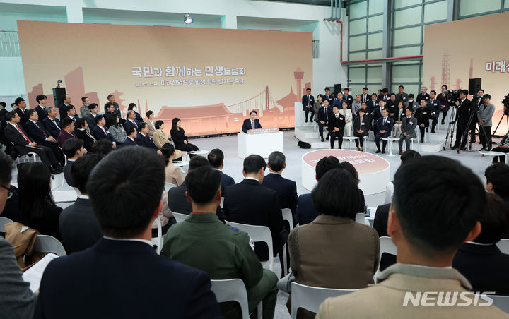 [서산=뉴시스] 조수정 기자 = 윤석열 대통령이 26일 충남 서산비행장에서 '미래산업으로 민생 활력 넘치는 충남'을 주제로 열린 열다섯 번째 국민과 함께하는 민생토론회에서 발언하고 있다. 2024.02.26. chocrystal@newsis.com