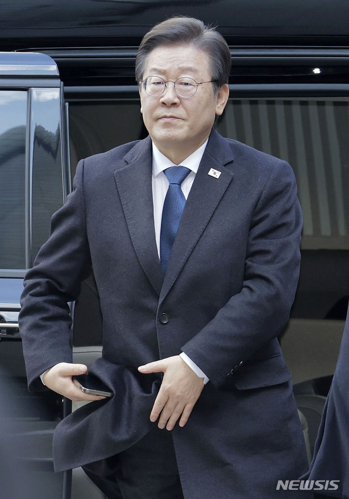 [서울=뉴시스] 최동준 기자 = 이재명 더불어민주당 대표가 26일 서울 서초구 서울중앙지방법원에서 열린 위증교사 혐의 관련 공판에 출석하고 있다. 2024.02.26. photocdj@newsis.com