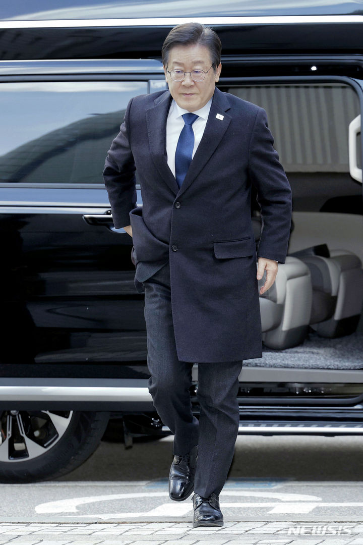 [서울=뉴시스] 최동준 기자 = 이재명 더불어민주당 대표가 26일 서울 서초구 서울중앙지방법원에서 열린 위증교사 혐의 관련 공판에 출석하고 있다. 2024.02.26. photocdj@newsis.com