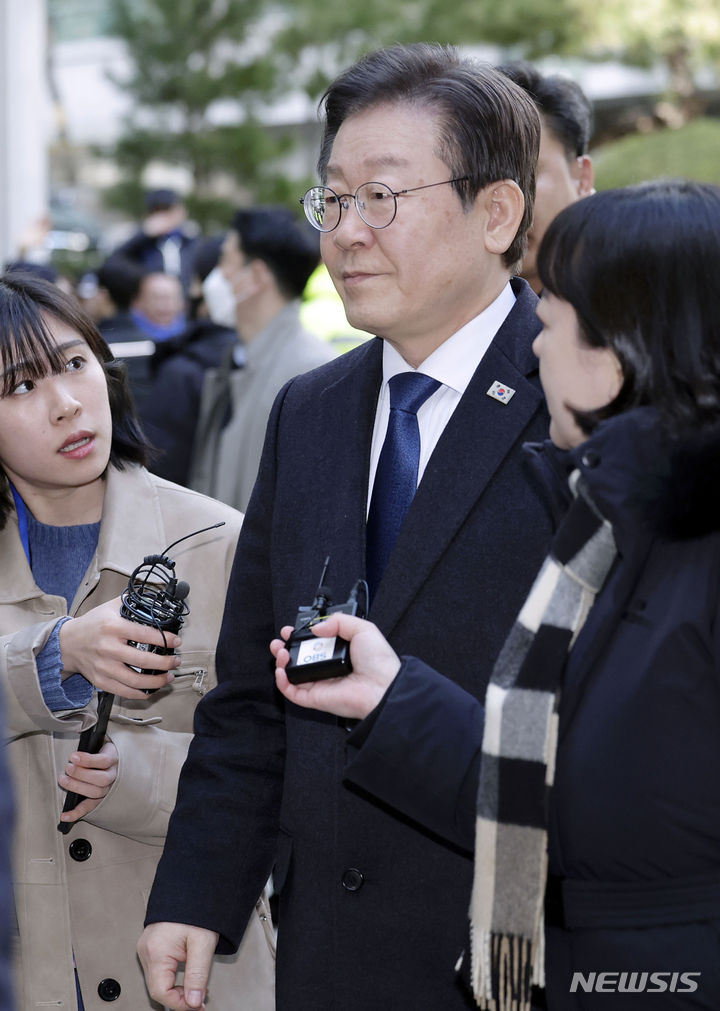 [서울=뉴시스] 최동준 기자 = 이재명 더불어민주당 대표가 26일 서울 서초구 서울중앙지방법원에서 열린 위증교사 혐의 관련 공판에 출석하고 있다. 2024.02.26. photocdj@newsis.com