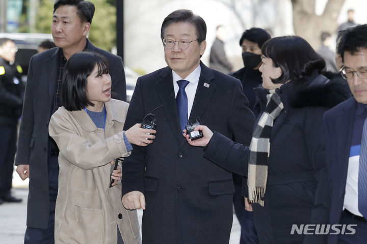 [서울=뉴시스] 최동준 기자 = 이재명 더불어민주당 대표가 26일 서울 서초구 서울중앙지방법원에서 열린 위증교사 혐의 관련 공판에 출석하고 있다. 2024.02.26. photocdj@newsis.com