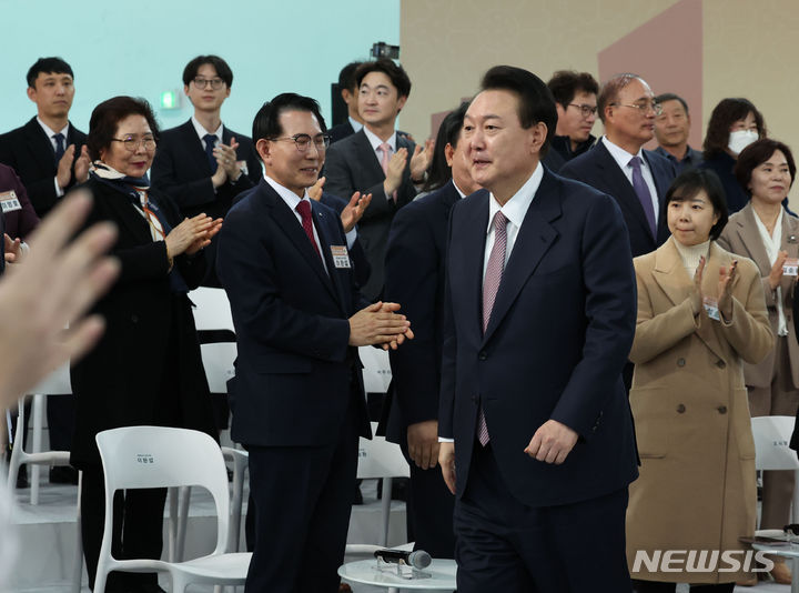 [서산=뉴시스] 조수정 기자 = 윤석열 대통령이 26일 충남 서산비행장에서 '미래산업으로 민생 활력 넘치는 충남'을 주제로 열린 열다섯 번째 국민과 함께하는 민생토론회에 입장하고 있다. 2024.02.26. chocrystal@newsis.com